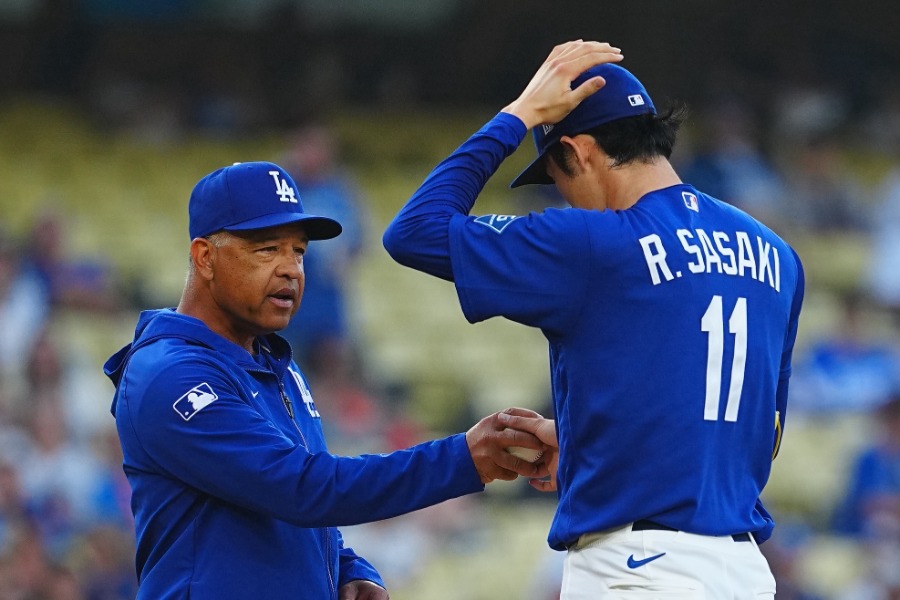 降板を告げるドジャースのデーブ・ロバーツ監督（左）と佐々木朗希【写真：荒川祐史】