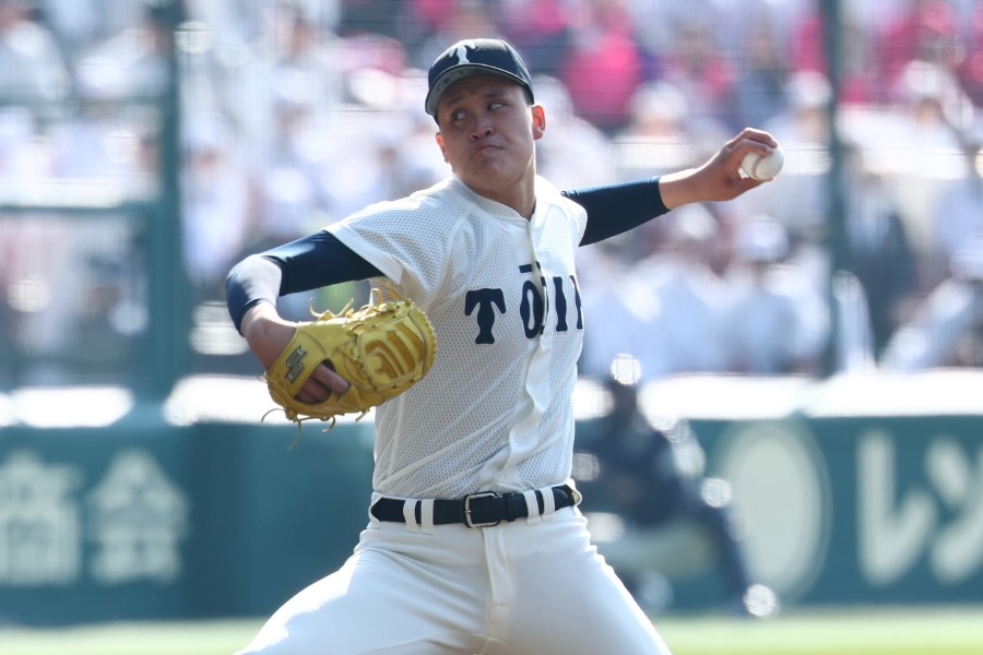 先発した大阪桐蔭の川本晴大【写真：加治屋友輝】