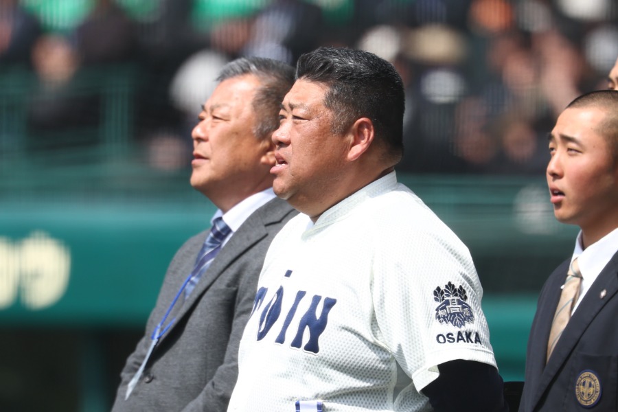 熊本工戦の指揮を執った大阪桐蔭・西谷浩一監督（中央）【写真：加治屋友輝】