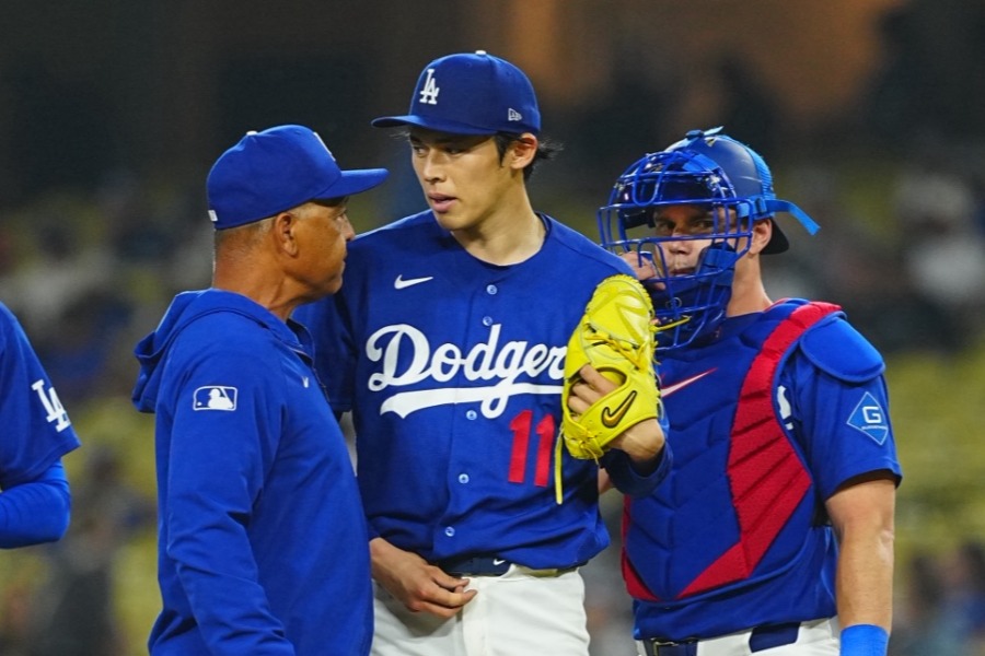 降板を告げられたドジャース・佐々木朗希（中央）【写真：荒川祐史】
