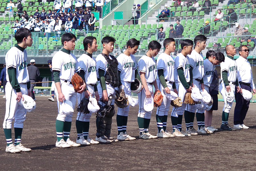 香川・琴平高ナインと山本雄一郎監督（右から2人目）【写真：喜岡桜】