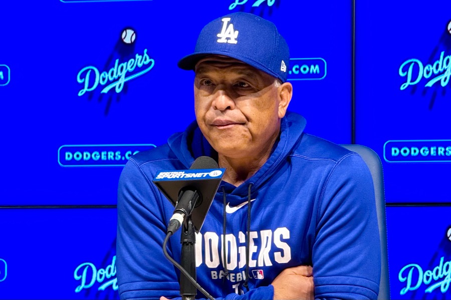 試合後、取材に応じたドジャースのデーブ・ロバーツ監督【写真：小谷真弥】