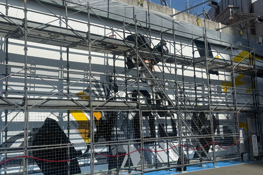 ウォールアートの一部を公開した【写真：編集部】