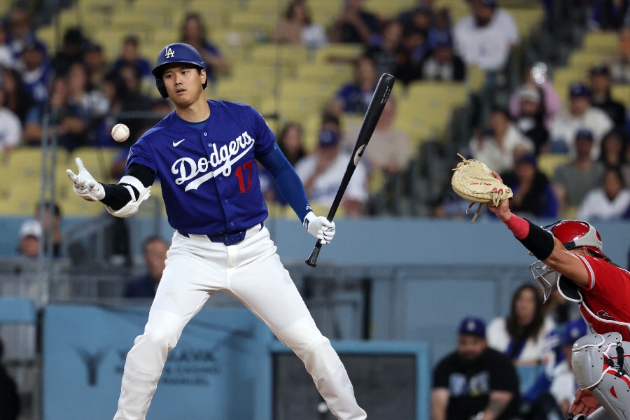 咄嗟にボールをキャッチするドジャース・大谷翔平【写真：ロイター】