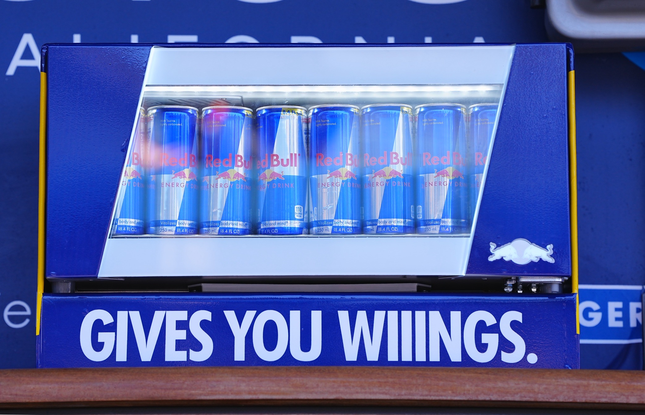 ドジャースベンチに設置されたレッドブル【写真：荒川祐史】