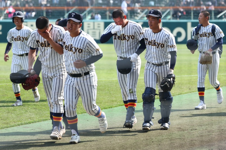 中京大中京に敗れ涙する帝京の選手たち【写真：加治屋友輝】