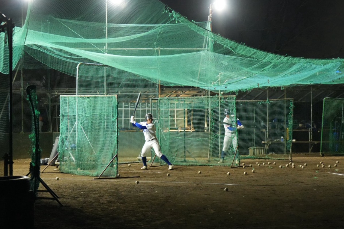 打撃練習を行う私立・郁文館野球部の選手たち【写真：岡部直樹】