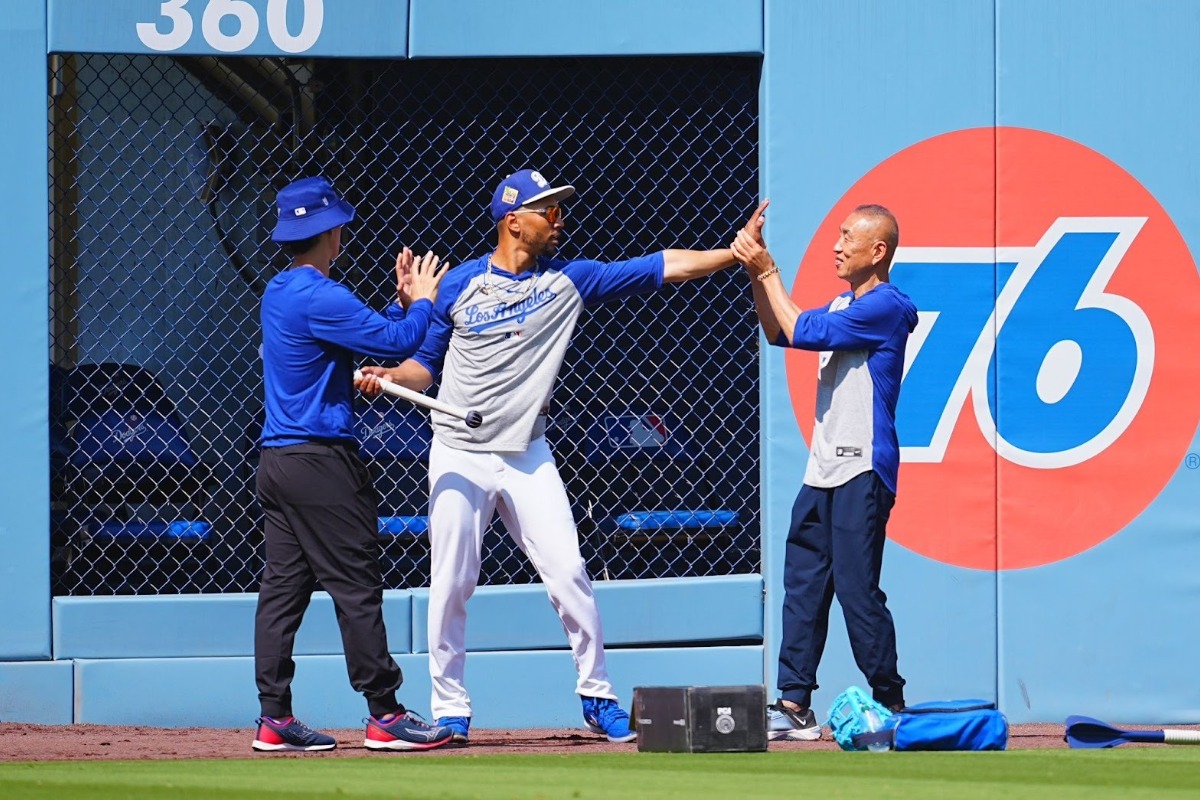 矢田修トレーナー（右）とトレーニングに励むベッツ。左はアイアトン氏【写真：荒川祐史】