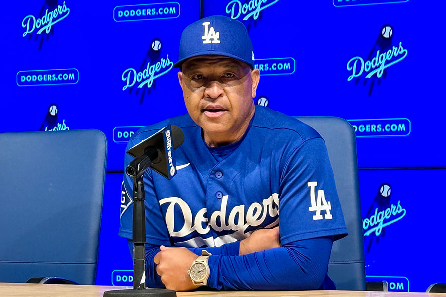 試合後の取材に応じたドジャースのデーブ・ロバーツ監督【写真：小谷真弥】
