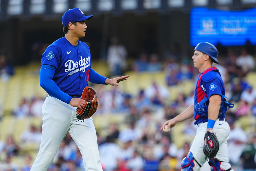 エンゼルス戦でバッテリーを組んだドジャース・大谷翔平（左）とウィル・スミス【写真：荒川祐史】
