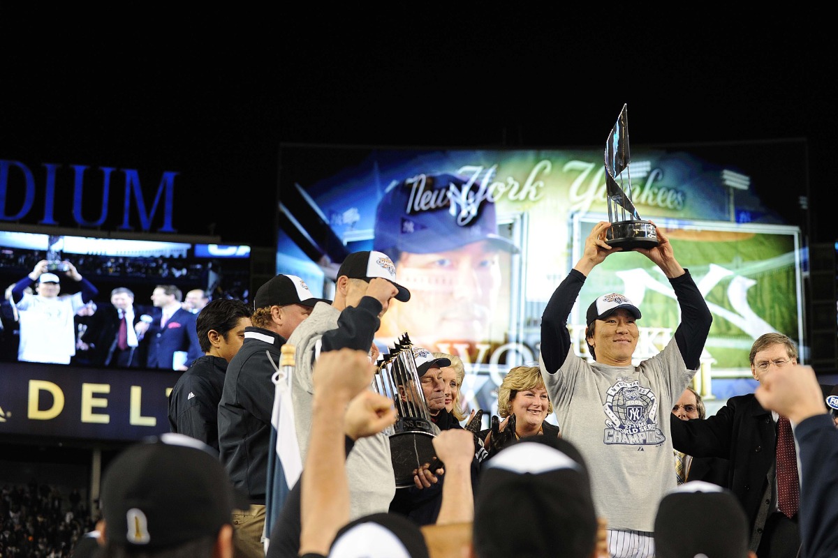 2009年のワールドシリーズでMVPに選ばれ、トロフィーを掲げるヤンキースの松井秀喜【写真提供：産経新聞社】