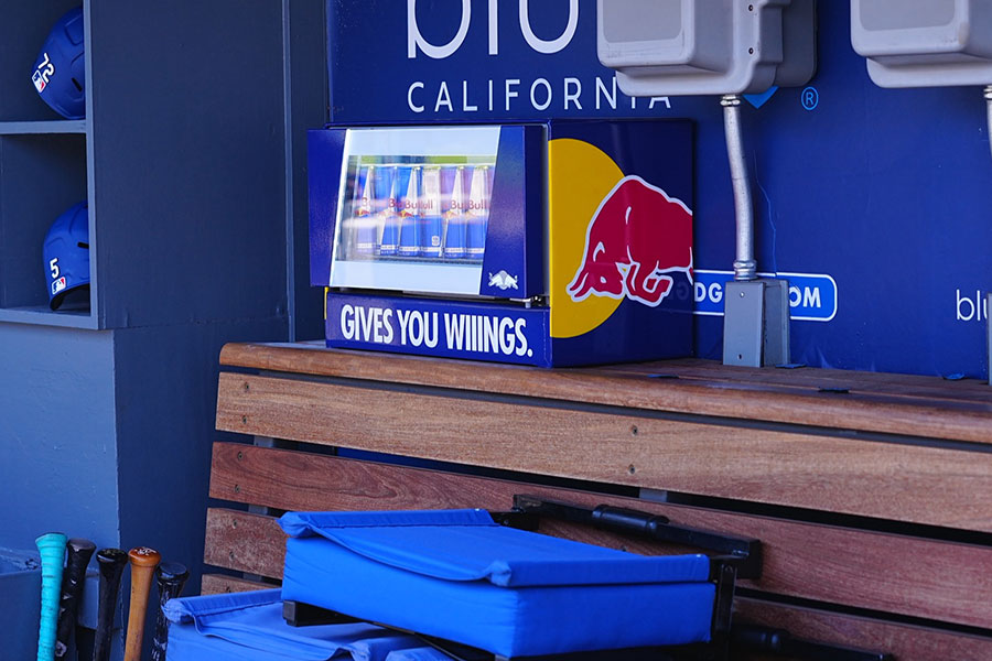ドジャースタジアムのベンチに置かれたレッドブルのドリングボックス【写真：荒川祐史】