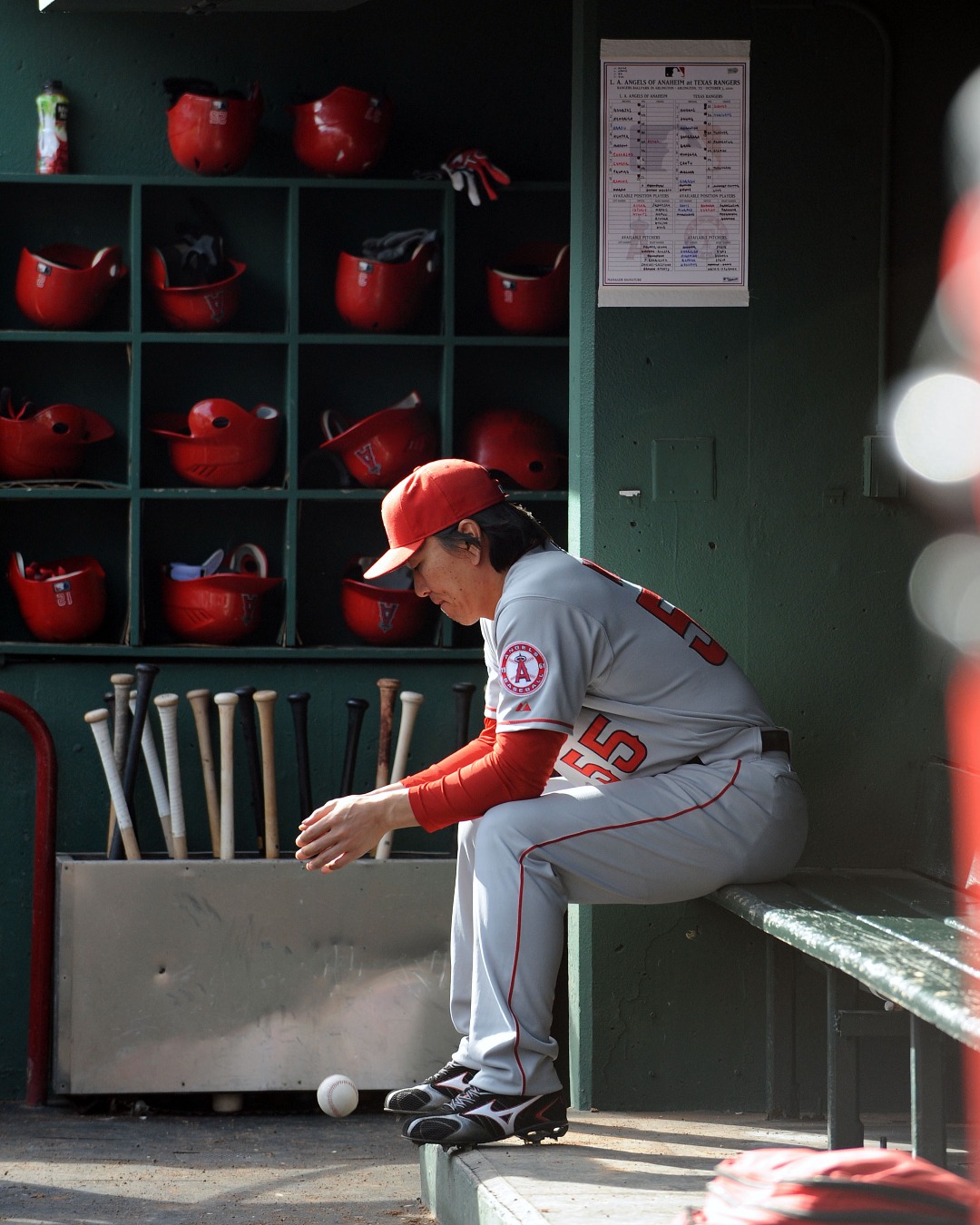 ベンチに腰をかけるエンゼルス時代の松井秀喜氏【写真：アフロ】