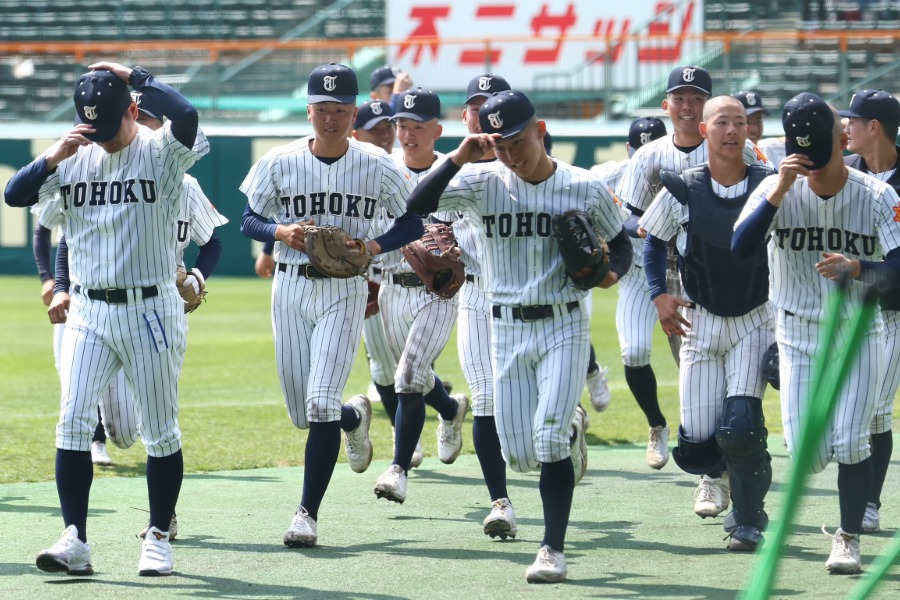 1回戦で勝利した東北の選手たち【写真：加治屋友輝】