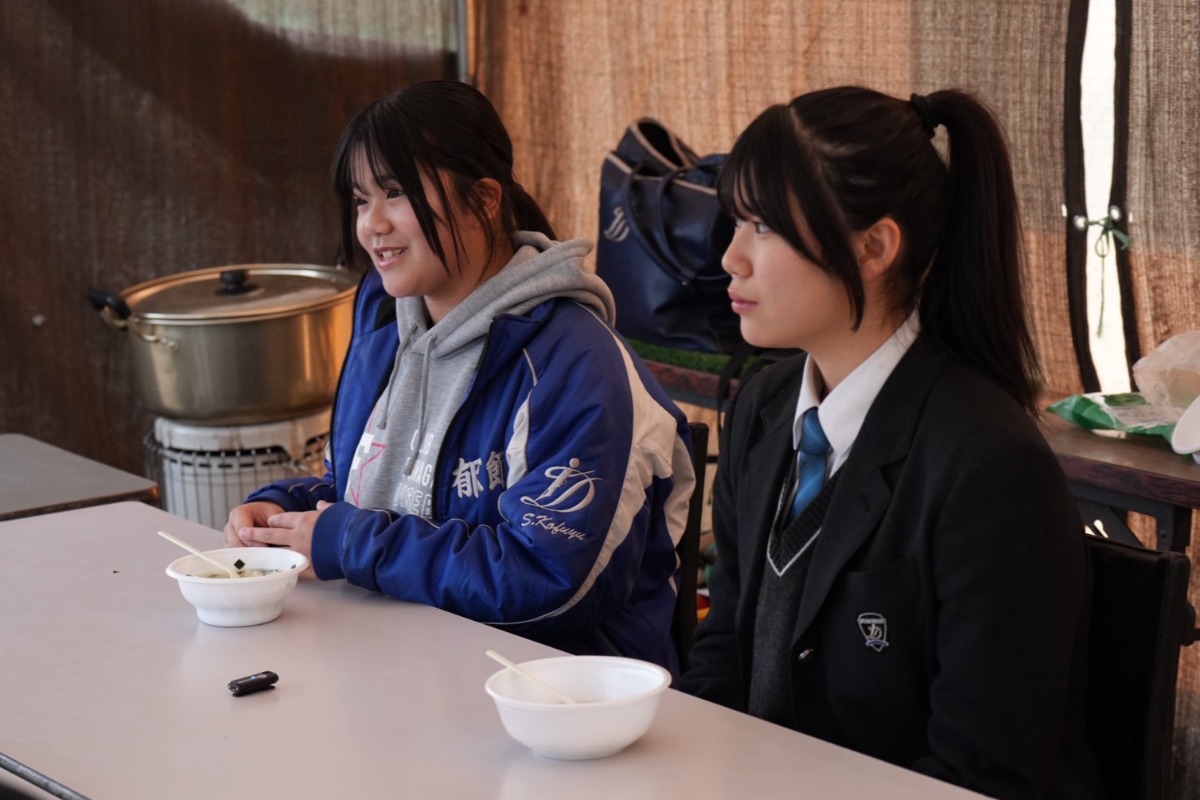 取材に応じる郁文館マネジャー【写真：岡部直樹】