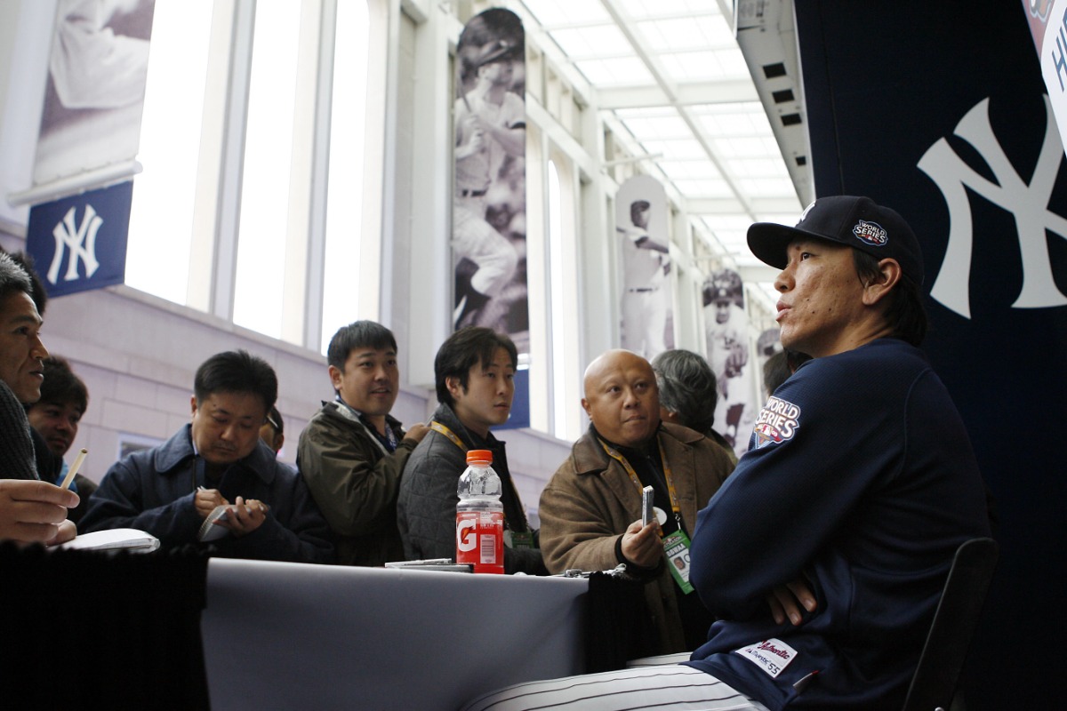 2009年のワールドシリーズ前に取材対応する松井（右）。右から2人目の記者が筆者【写真：アフロ】