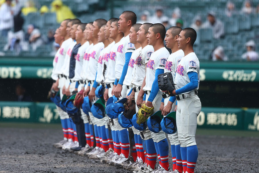 23年ぶりのベスト8入りを果たした花咲徳栄ナイン【写真：加治屋友輝】