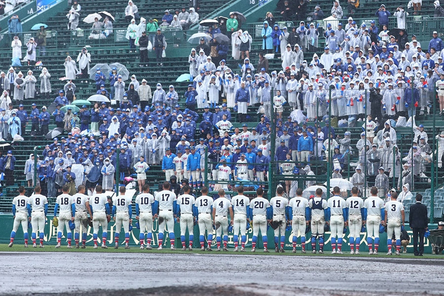 雨の中声援を送った花咲徳栄アルプス【写真：加治屋友輝】