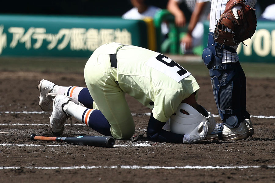 頭部死球を受けた英明・榎本侑晟【写真:加治屋友輝】