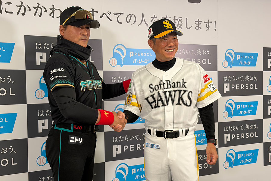 開幕戦前日会見に出席した日本ハム・新庄剛志監督（左）とソフトバンク・小久保裕紀監督【写真：福谷佑介】