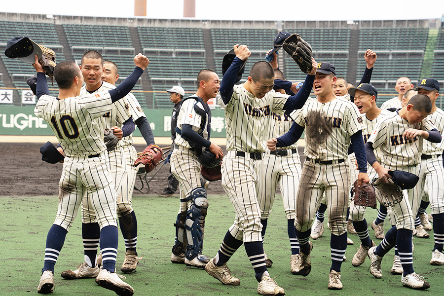 初優勝を決め喜びの涙を流す桐生大附属中ナイン【写真：磯田健太郎】