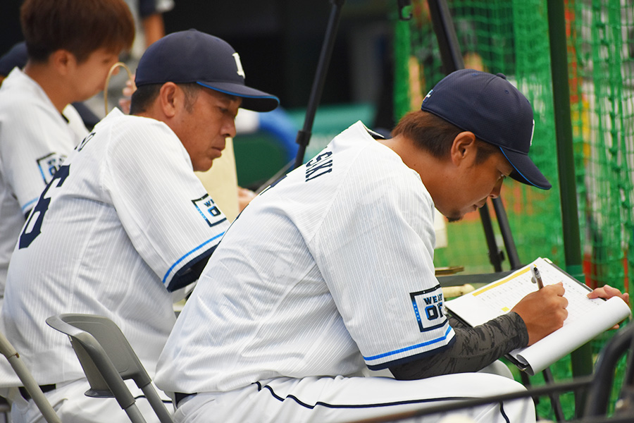 選考を行う西武ジュニア・白崎浩之代表(手前)と星野智樹監督【写真:高橋幸司】