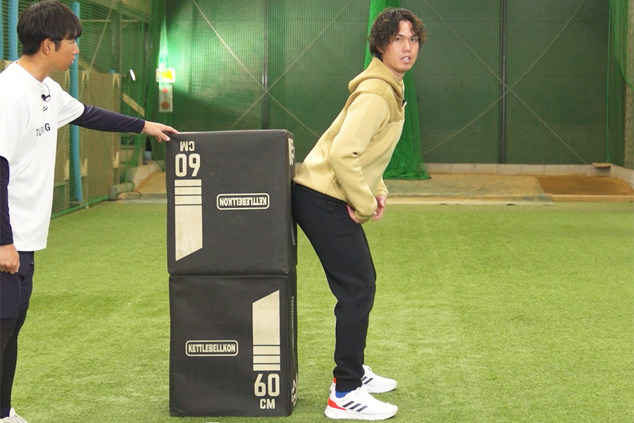 壁際ステップを実演する松本憲明氏【写真:編集部】