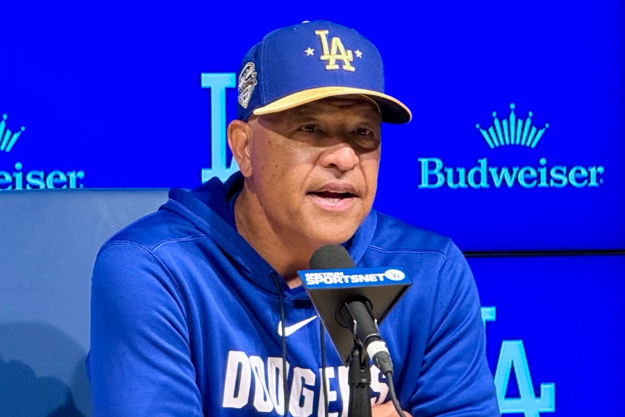 試合前、取材に応じたドジャースのデーブ・ロバーツ監督【写真:小谷真弥】