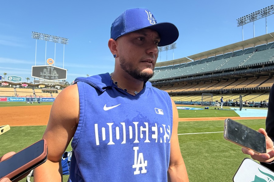 試合前、取材に応じたドジャースのミゲル・ロハス【写真：小谷真弥】