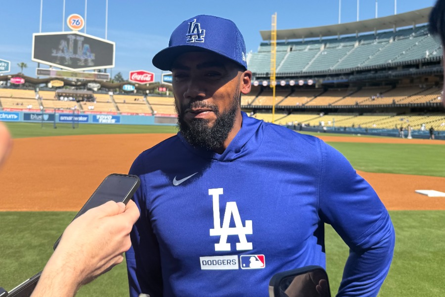 試合前、取材に応じたドジャースのテオスカー・ヘルナンデス【写真：小谷真弥】