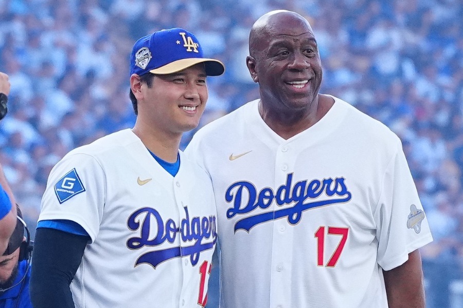 始球式に登板したドジャース・大谷翔平（左）とマジック・ジョンソン氏【写真：荒川祐史】