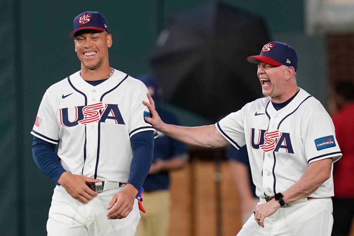 WBCアメリカ代表のアーロン・ジャッジ（左）とショーン・ケイシー打撃コーチ【写真：アフロ】
