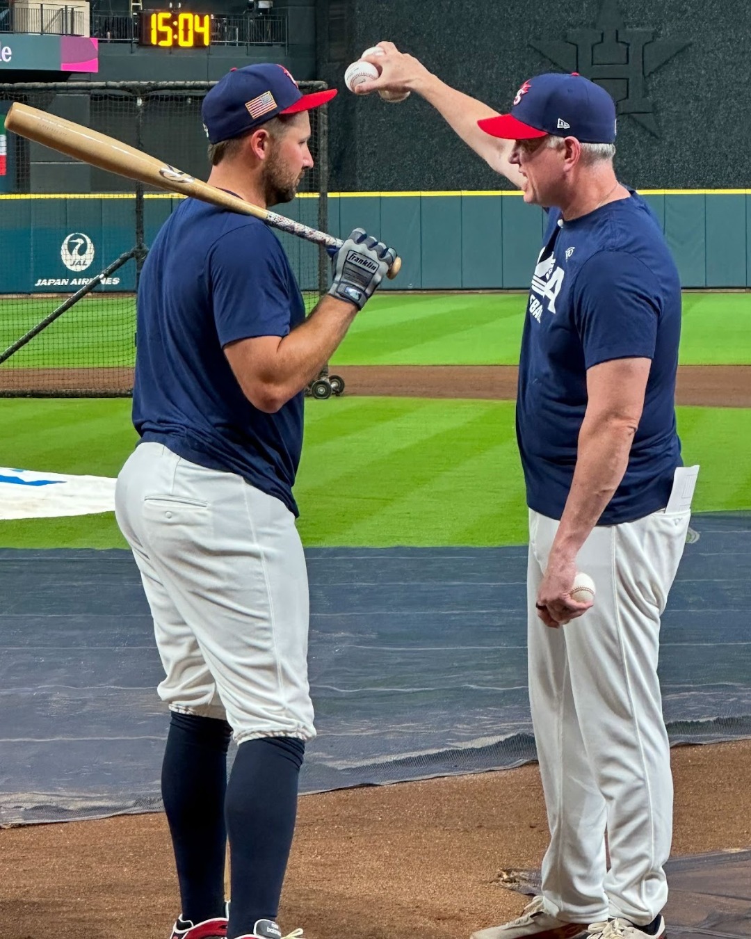 カル・ローリー（左）を指導するショーン・ケイシー打撃コーチ【写真：木崎英夫】