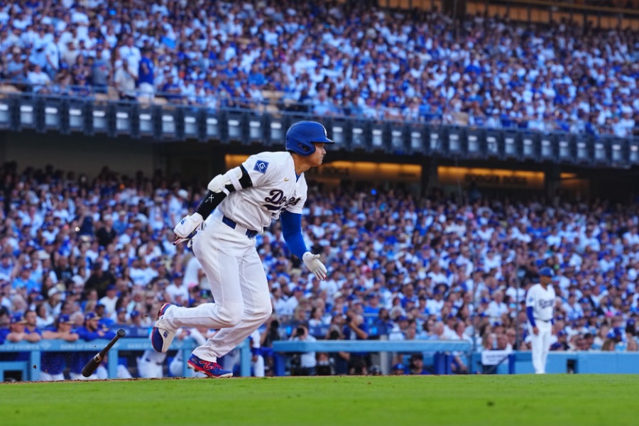 第1打席で安打を放ったドジャース・大谷翔平【写真：荒川祐史】
