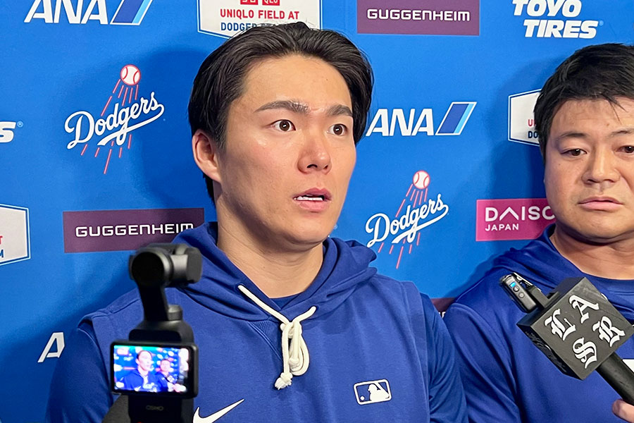 試合後、取材に応じたドジャース・山本由伸【写真：小谷真弥】