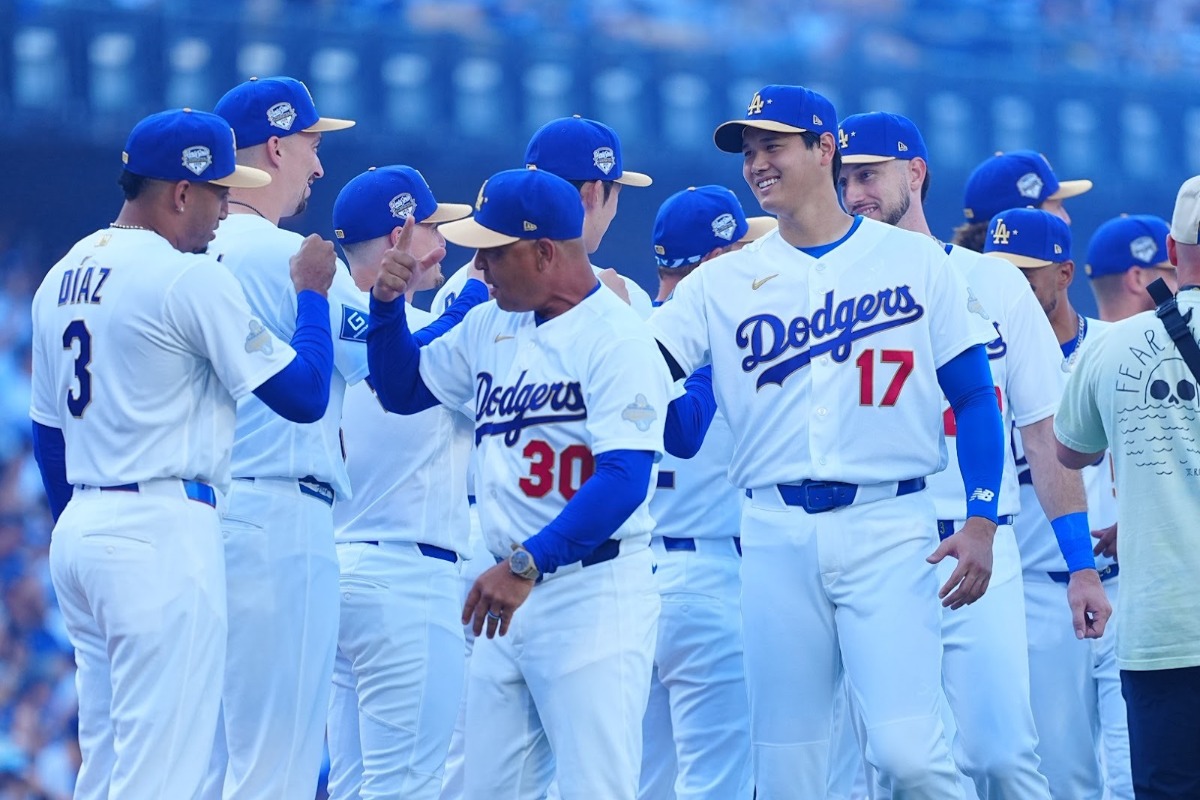 開幕戦を前に、チームメートらとハイタッチを交わす大谷翔平【写真：荒川祐史】