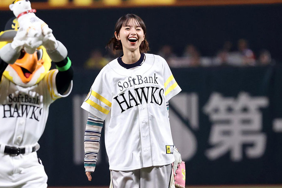 始球式に登場した齋藤飛鳥さん【写真:栗木一考】