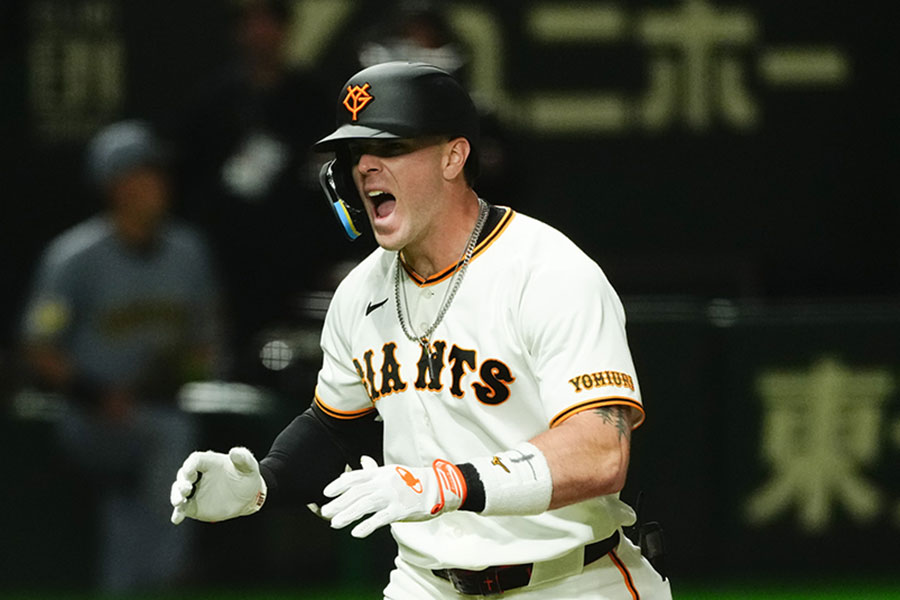 先頭打者本塁打を放った巨人のトレイ・キャベッジ【写真：黒澤崇】