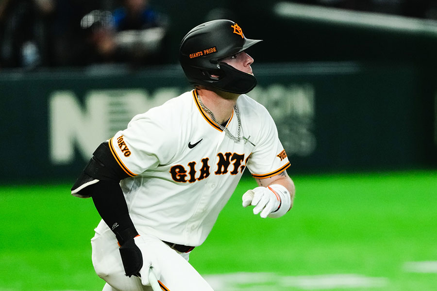 阪神戦で先頭打者弾を放った巨人のトレイ・キャベッジ【写真:黒澤崇】