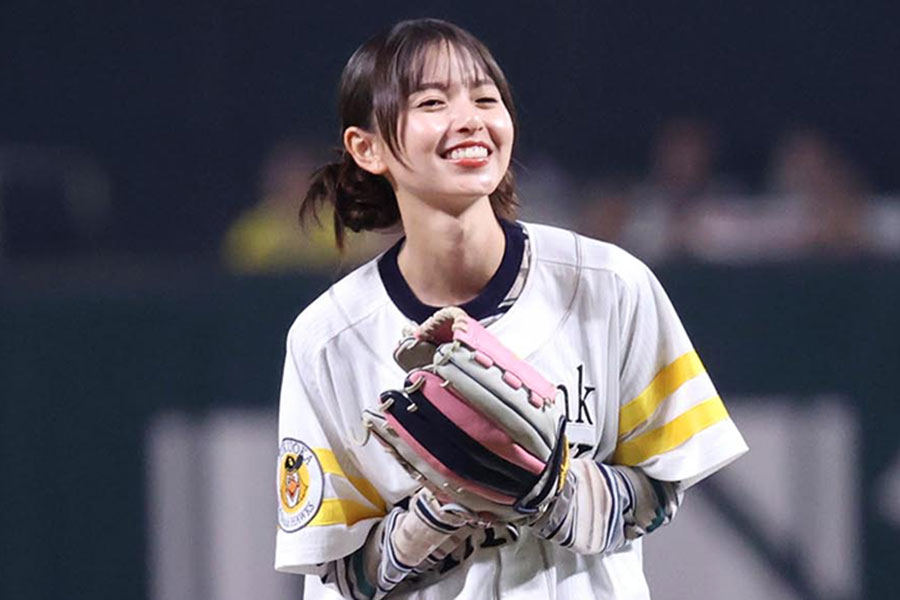 始球式に登場した齋藤飛鳥さん【写真：栗木一考】