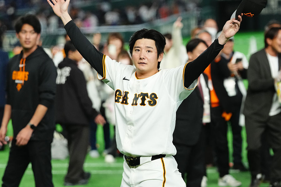 阪神との開幕戦でプロ初勝利を挙げた巨人・竹丸和幸【写真:黒澤崇】