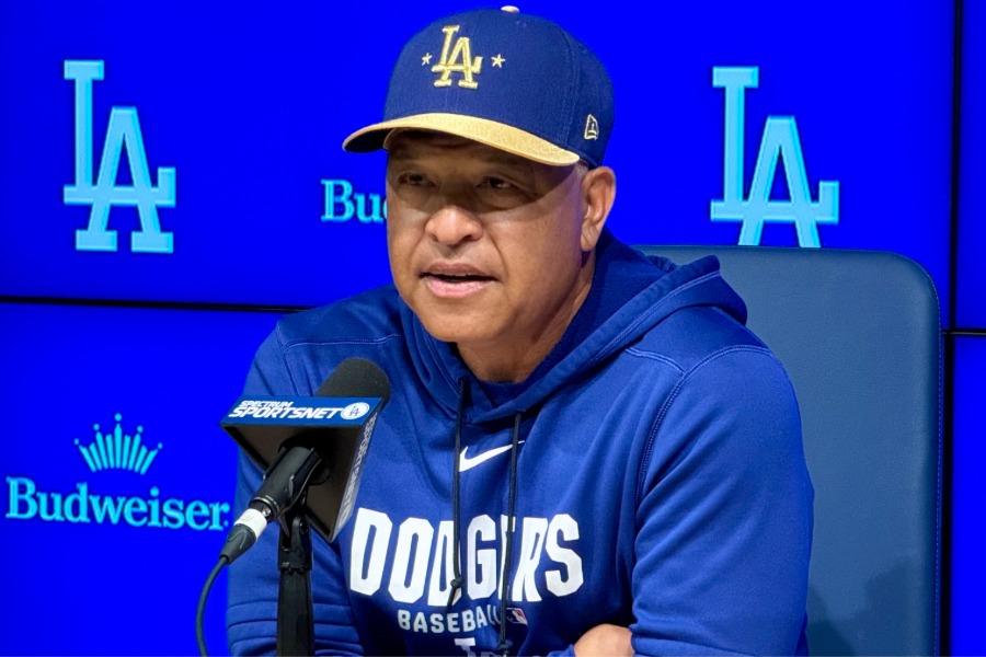 試合前、取材に応じたドジャースのデーブ・ロバーツ監督【写真：小谷真弥】