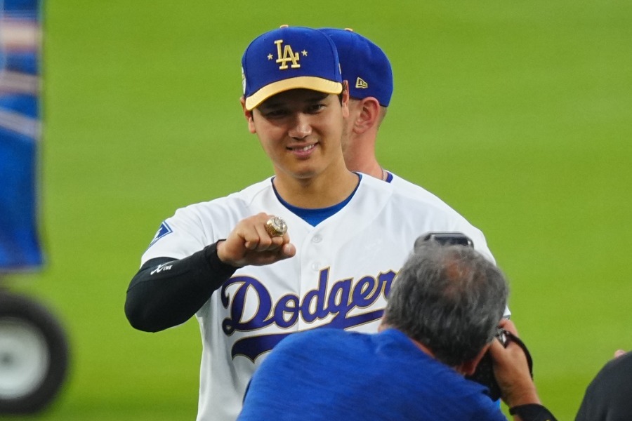 チャンピオンリングをつけるドジャース・大谷翔平【写真：荒川祐史】
