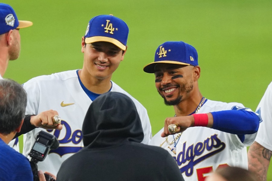 リングを着け記念撮影をするドジャースの大谷翔平(左)とムーキー・ベッツ【写真:荒川祐史】