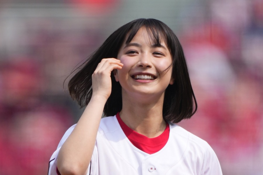 始球式を務めた藤崎ゆみあさん【写真提供:産経新聞社】
