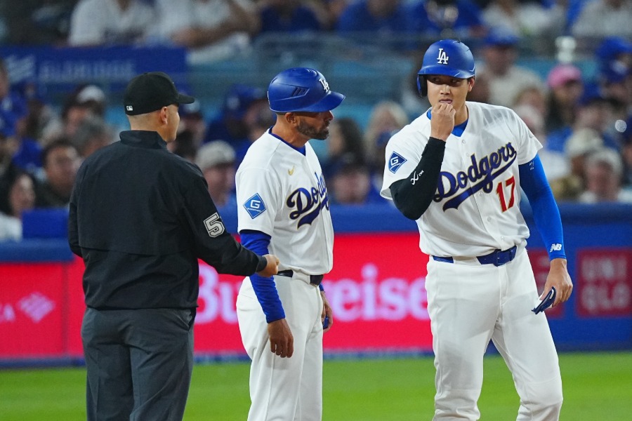 審判から渡されたひまわりの種を食べるドジャース・大谷翔平(右)【写真:荒川祐史】