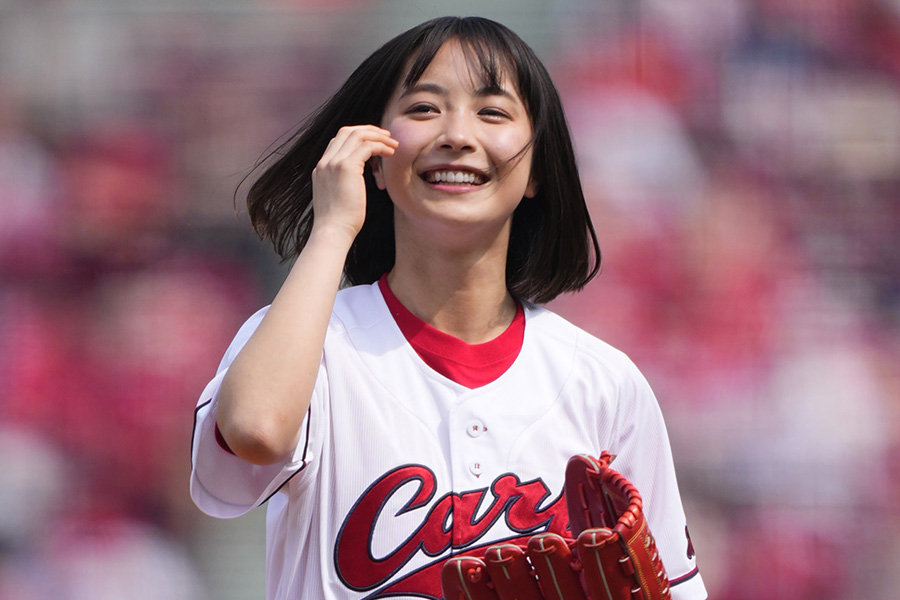 始球式を務めた女優の藤崎ゆみあさん【写真提供：産経新聞社】