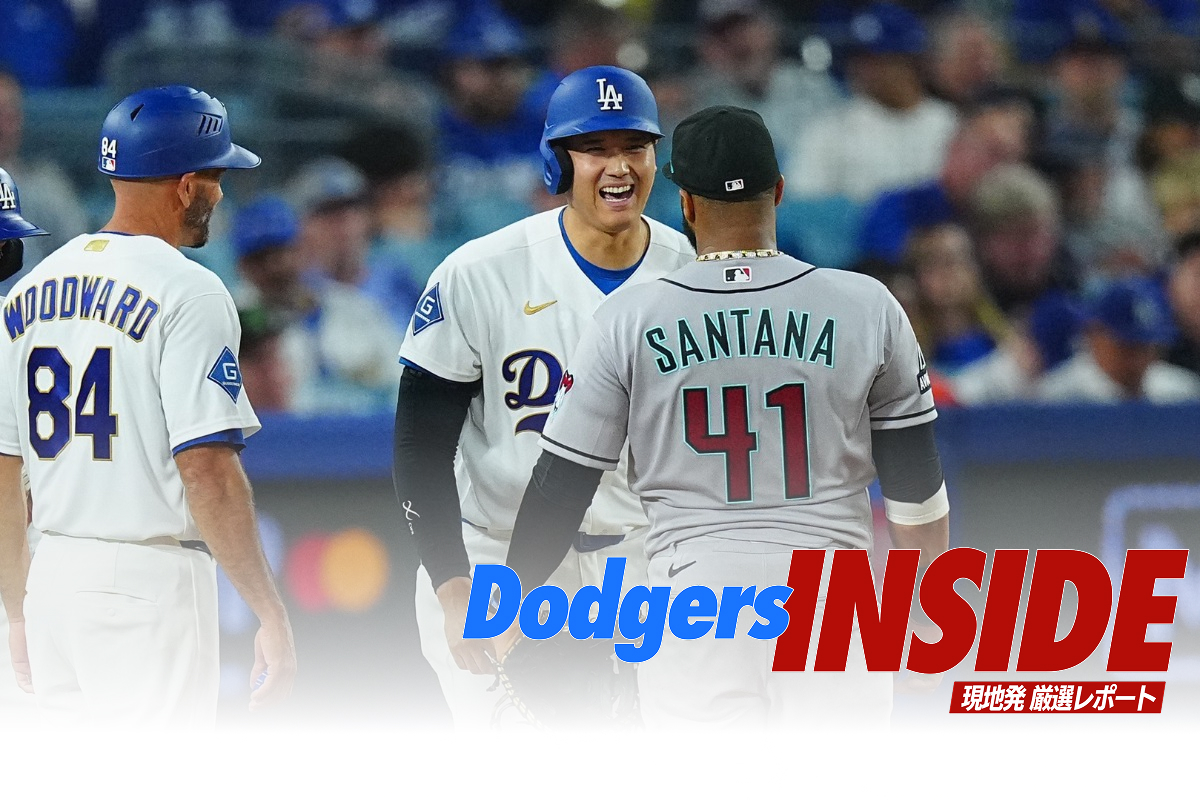 死球直後、一塁でサンタナに笑顔を向ける大谷翔平【写真：荒川祐史】