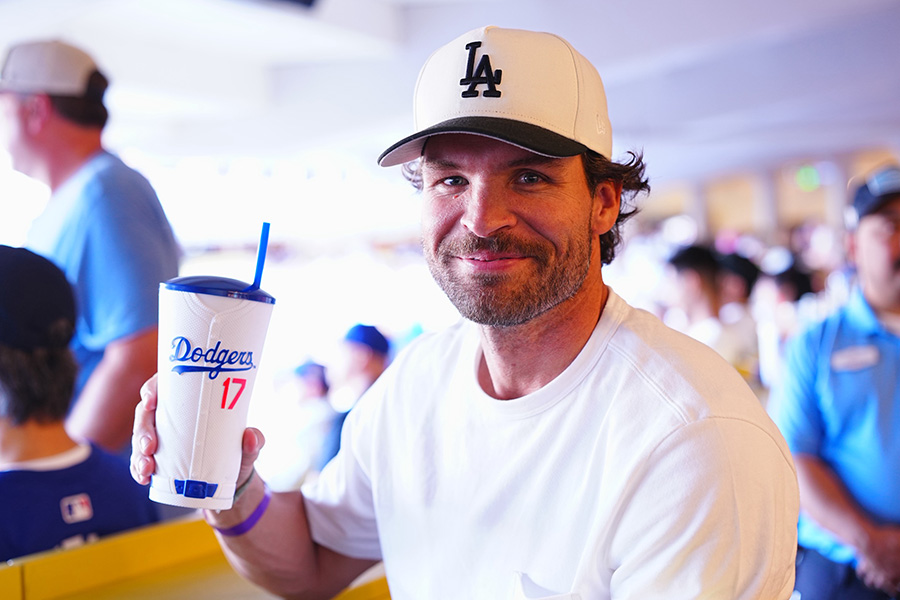 大谷翔平のスーベニアドリンクカップを購入したドジャースファン【写真：荒川祐史】