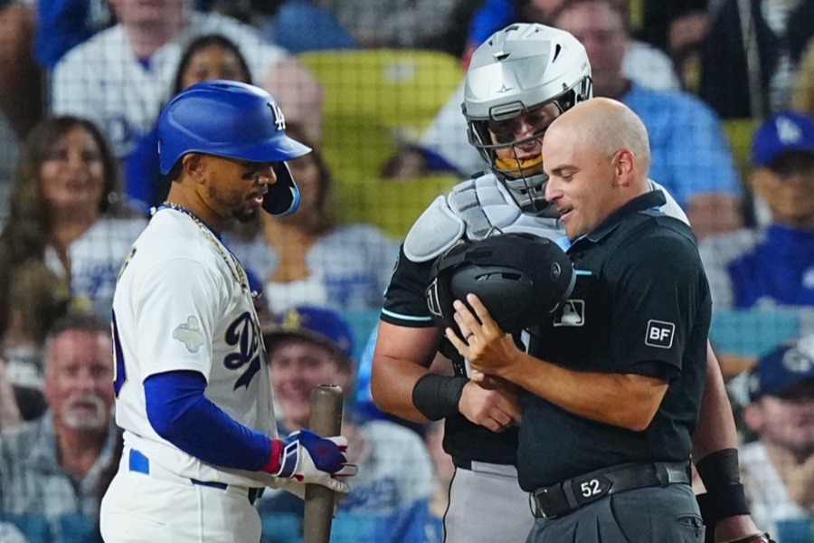 球審の頭部に剛速球が直撃するアクシデントが発生【写真：荒川祐史】